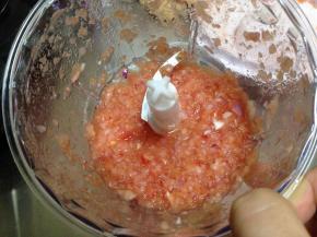 把番茄和洋葱放入料理机打成碎粒（没有的就用刀剁碎吧）