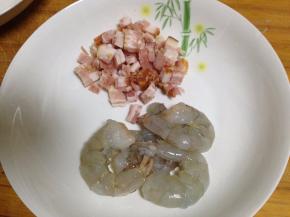 培根切丁，大虾去皮挑去虾线冲净备用，蒜切成碎末