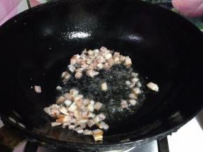 锅内加少许油倒入培根碎煸熟