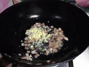 倒入蒜碎煸出香味