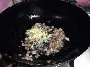 倒入蒜碎煸出香味