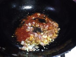 然后和培根炒匀