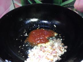 把培根拨到一边，下入番茄酱炒出红油