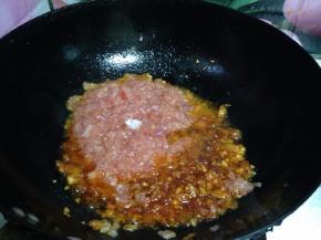 倒入绞碎的番茄洋葱碎