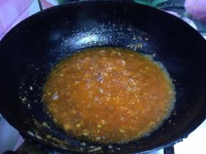 倒入红酒煮开10分钟