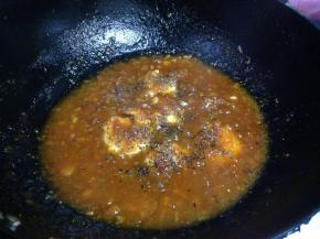 最后用白糖、1克盐调味，撒入罗勒碎、黑胡椒碎即可