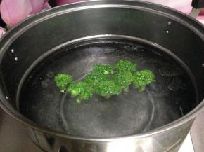 在炒酱的同时，锅内加水烧开，加入4克盐和食用油先把西兰花炒一下水捞出