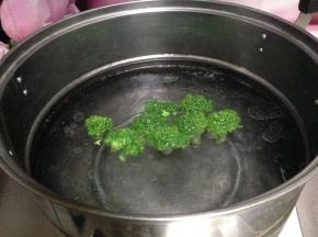在炒酱的同时，锅内加水烧开，加入4克盐和食用油先把西兰花炒一下水捞出