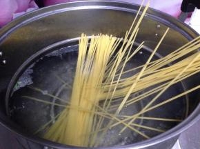 然后下入意面大火煮开