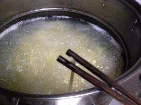 煮大约8分钟左右，咬开面无白心即可捞出控水