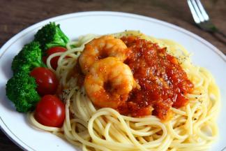 最后摆盘，把酱浇在面上即可