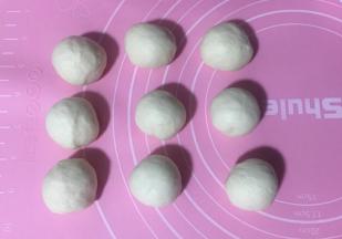 排气，分成均匀9个。松弛5-8分钟