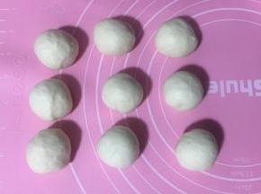 排气，分成均匀9个。松弛5-8分钟