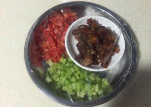 把蔬菜丁过水，挤去水分。鸡胸肉切丁，用适量生抽老抽腌制。