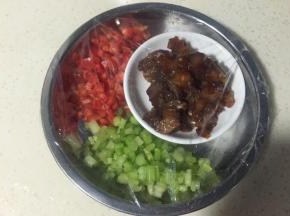 把蔬菜丁过水，挤去水分。鸡胸肉切丁，用适量生抽老抽腌制。