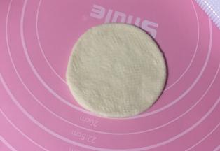 取一个擀成圆片