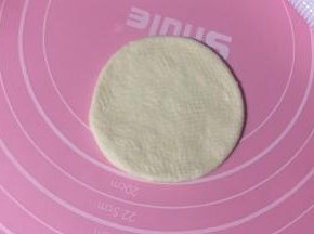 取一个擀成圆片