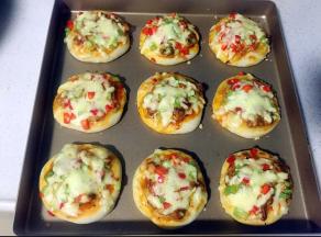 烤箱预热上下火200度，烤12分钟出炉