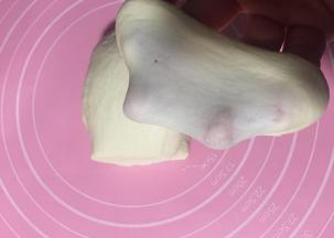 面团揉出薄膜。小面团很快的。10分钟足够。然后开始发酵