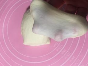 面团揉出薄膜。小面团很快的。10分钟足够。然后开始发酵