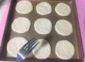 放入烤盘。中间用刀叉戳洞