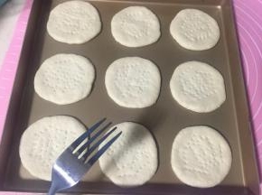 放入烤盘。中间用刀叉戳洞