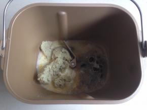 将红薯去皮切块，隔水蒸熟，压成泥，放进东菱1352AE-3C面包桶，加入水、蛋液、糖和盐