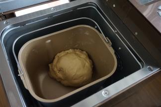 选择面包机的和面程序10分钟，静置5分钟后再和面13分钟