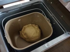 选择面包机的和面程序10分钟，静置5分钟后再和面13分钟