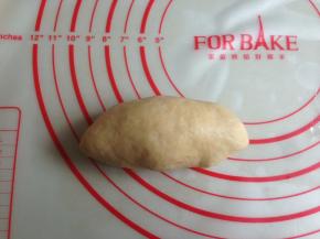 从上往下卷成橄榄形，收口捏紧