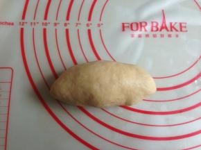 从上往下卷成橄榄形，收口捏紧