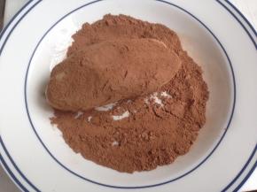 在可可粉上滚一圈