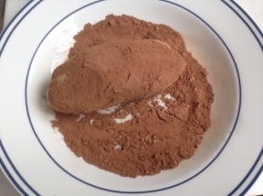 在可可粉上滚一圈