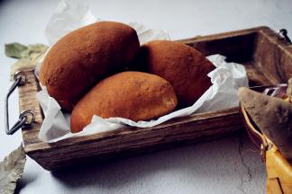 烘烤结束，面包取出晾凉，未食用的面包放保鲜袋内室温保存