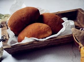 烘烤结束，面包取出晾凉，未食用的面包放保鲜袋内室温保存