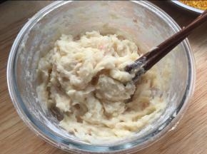 然后和土豆泥、面粉拌匀