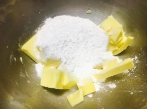 加入糖粉搅拌均匀。