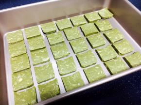 切好的片放入烤盘里。