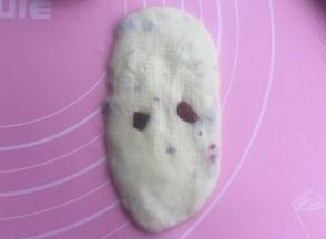 然后擀成椭圆形