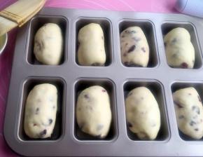 烤箱里放热水，36度发酵到1.5-2倍。拿出刷蛋黄液。