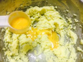 分2次把蛋液加入，低速打匀。