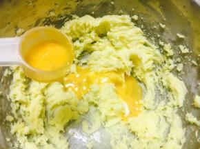 分2次把蛋液加入，低速打匀。