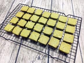 烤好后放晾晒网晾凉食用或者放入密封罐保存。