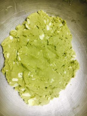 用刮刀搅匀至黏团状。
也可以戴上一次性手套把它们揉匀。