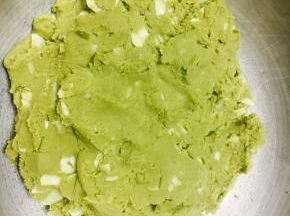 用刮刀搅匀至黏团状。
也可以戴上一次性手套把它们揉匀。