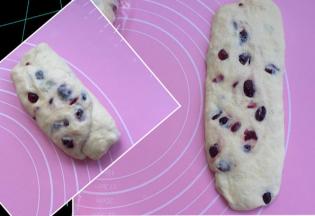 压平，再擀长。然后从远端卷过来