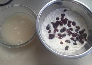 酵母，细砂糖融化在水里，蔓越莓干和面粉拌匀