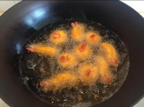 锅里放油烧热，下锅炸3-4分钟。（虾尾朝上）