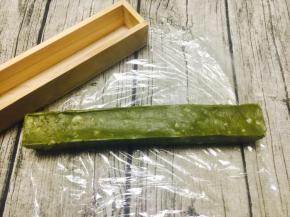 用手或者模具把它塑成宽6厘米，高4厘米的长条形状，裹上保鲜膜，放到冰箱里冷冻1～2个小时。