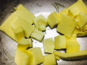 黄油室内自然软化至手指可以轻松戳入。